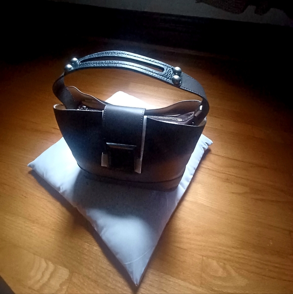 BLACK GENUINE LEATHER CROSSBODY BAG-(NWOT) - Picture 11 of 11